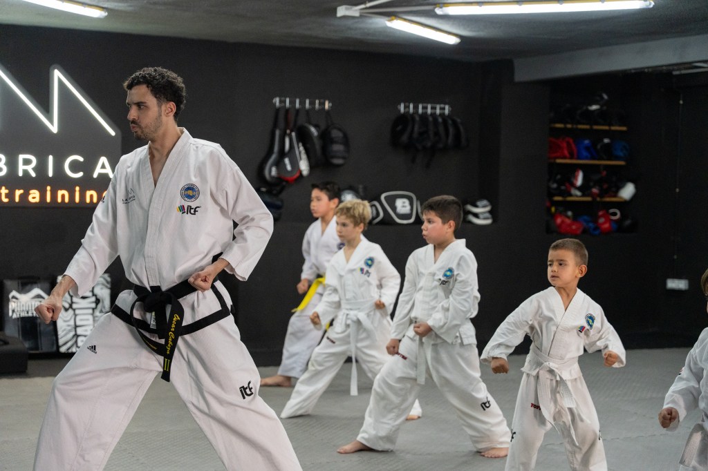 Óscar Cabeza dirigiendo una clase de Taekwon-Do infantil en La Fábrica, Santa Cruz de Tenerife