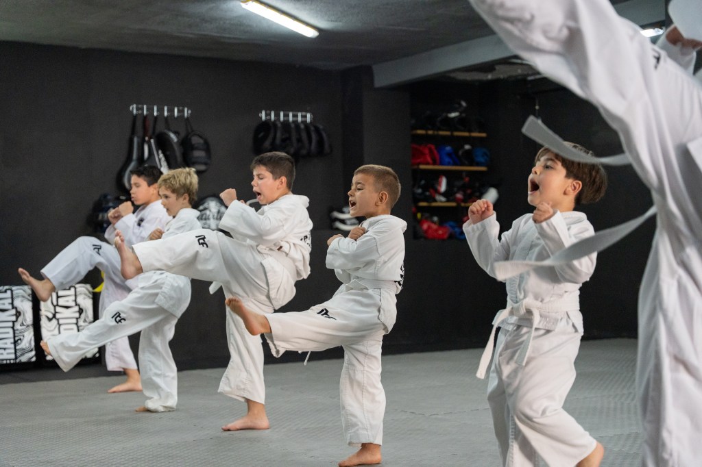 Niños en clase de Taekwon-Do infantil como actividad extraescolar en Santa Cruz de Tenerife