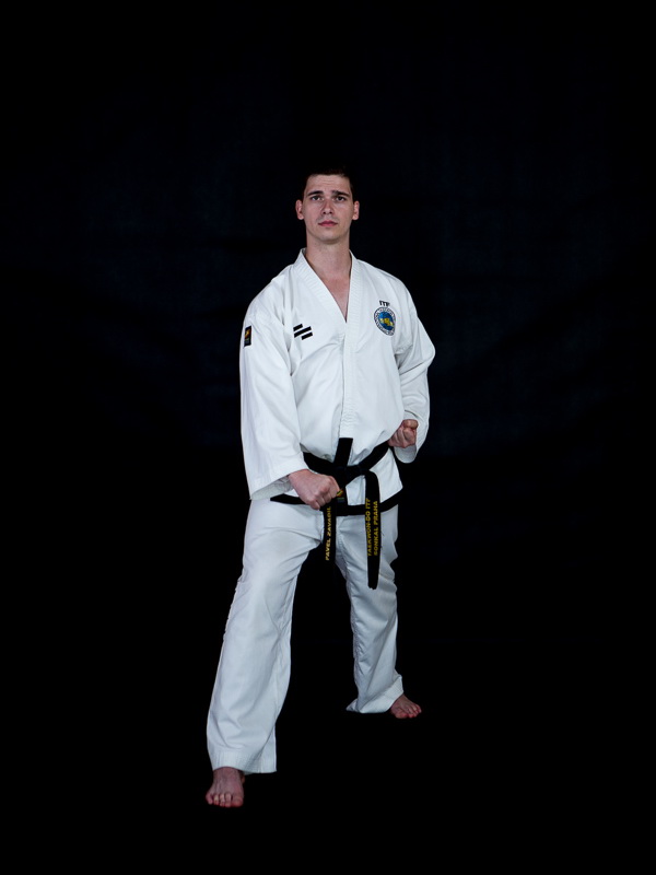 Gunnun so bakat palmok najunde makgi, bloqueo bajo con el exterior del antebrazo
